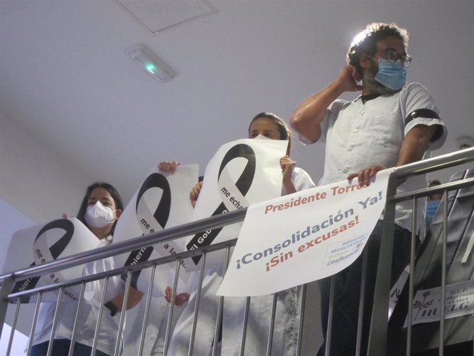 Médicos en abuso de temporalidad protestan ante la ministra de Sanidad, Carolina Darias, con motivo de una visita al Hospital de La Candelaria