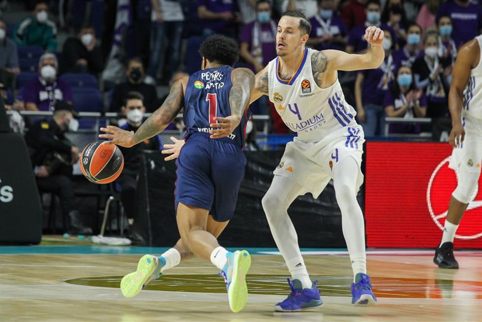 Archivo - Lamar Peters frente a Thomas Heurtel en un Real Madrid -Baskonia de esta temporada