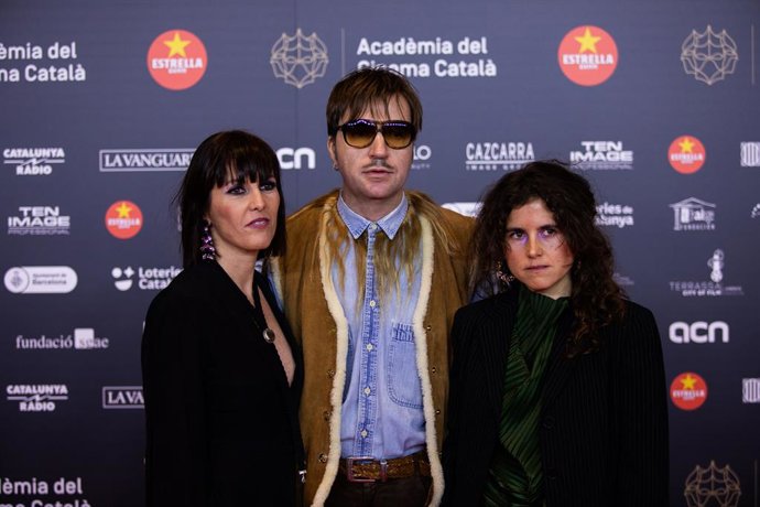 Archivo - El director de cine Albert Serra (c) posa en el photocall de los XII Premios Gaudí que concede la Academia del Cine Catalán, en Barcelona (España), a 19 de enero de 2020.