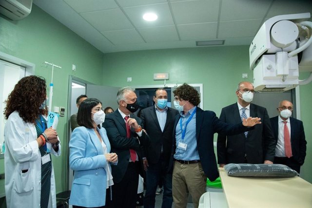 La ministra de Sanidad, Carolina Darias, y el presidente de Canarias, Ángel Víctor Torres, en una visita al Hospital de La Candelaria