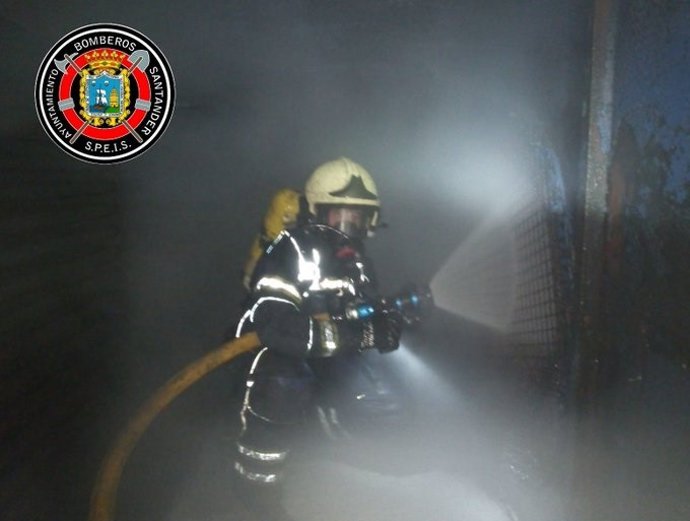 Bomberos sofocan un incendio en una industria de Santander