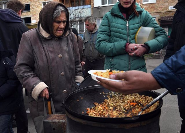 Ayuda humanitaria y entrega de alimentos en la ciudad de Bucha, en Ucrania