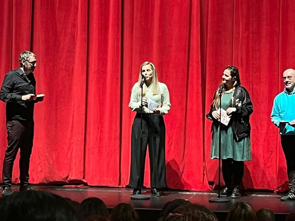La concejal de Cultura de Barakaldo, Nerea Cantero, en la presentación de la obra de la BAI en el Teatro Barakaldo.