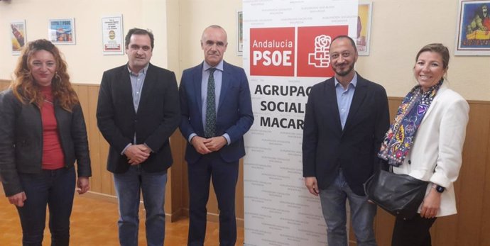 Clara Isabel Macías, vicesecretaria Agrupación Macarne, Ignacio González, secretario, Antonio Muñoz, alcalde de Sevilla, Alfonso Gómez de Celis, vicepresidente primero del Congreso, e Irene Daza, secretaria de organización de la Agrupación.