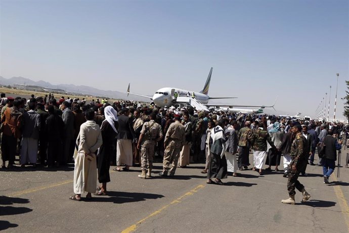 Aeropuerto de Saná durante un intercambio de prisioneros entre Yemen y los huthis