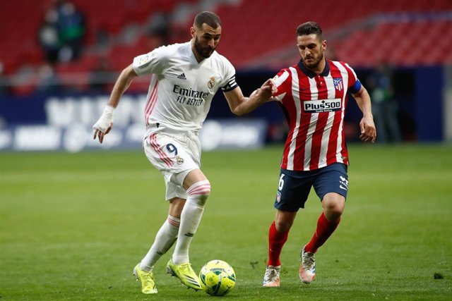 Archivo - Karim Benzema y Koke en un derbi entre Atlético y Real Madrid disputado en el Wanda Metropolitano