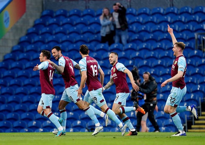 21 April 2022, United Kingdom, Burnley: Burnley's Connor Roberts (L) celebrates scoring their side's first goal of the game during the English Premier League soccer match between Burnley and Southampton at Turf Moor. Photo: Martin Rickett/PA Wire/dpa