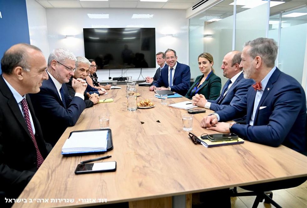 El ministro de Exteriores israelí, Yair Lapid, con altos cargos estadounidenses