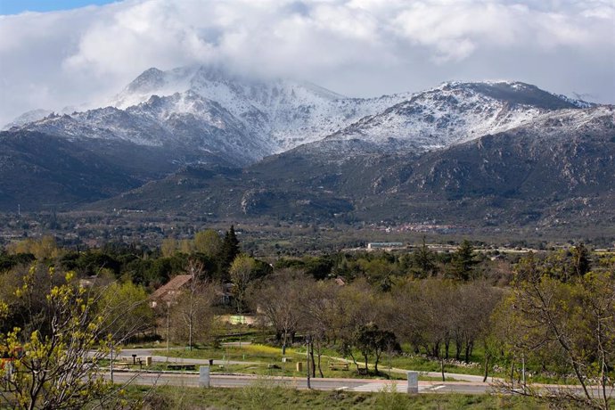 Vista general de la Sierra de Guadarrama nevada, a 20 de abril de 2022, en Madrid (España). Madrid ha activado el Plan de Inclemencias Invernales por nieve, lluvias y viento que han provocado atascos kilométricos en la A-6 y el corte de la AP-6 de Guada