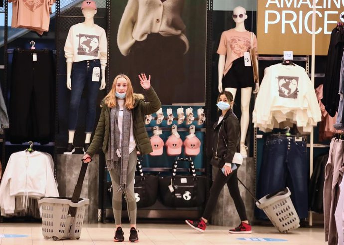 Archivo - 12 April 2021, United Kingdom, London: People shop at the Primark store on Oxford Street in London after its reopening, as England easing the coronavirus lockdown restrictions. Photo: Aaron Chown/PA Wire/dpa