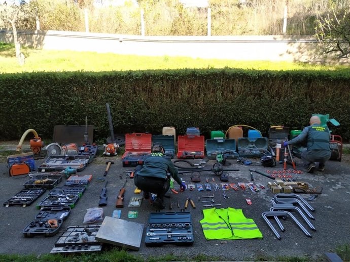 Efectos intervenidos por la Guardia Civil en un operativo con dos detenidos y tres investigados de A Rúa (Ourense) por una veintena de robos en vehículos e inmuebles.