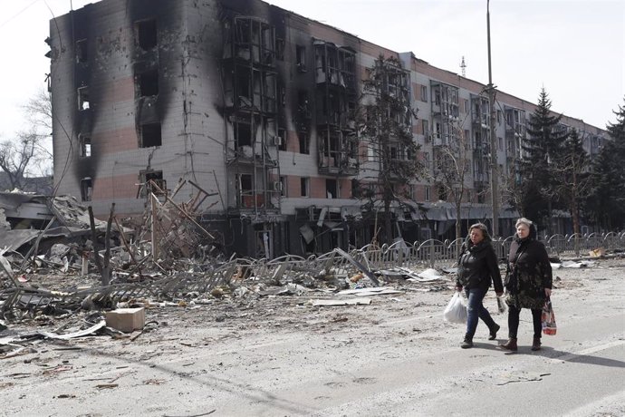Residentes en la ciudad de Mariúpol, en el marco de la invasión militar desatada por Rusia contra Ucrania