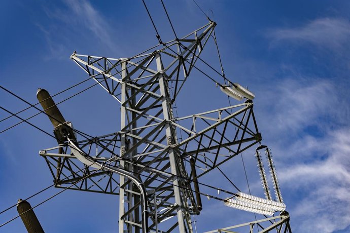 Archivo - Imatge d'una torre elctrica