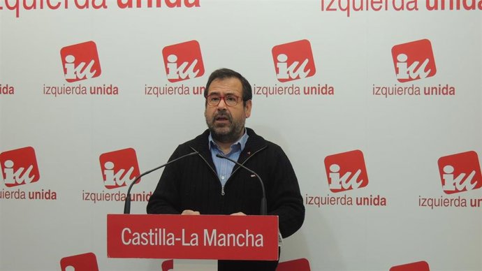 El coordinador de IU en C-LM, Juan Ramón Crespo, en rueda de prensa.