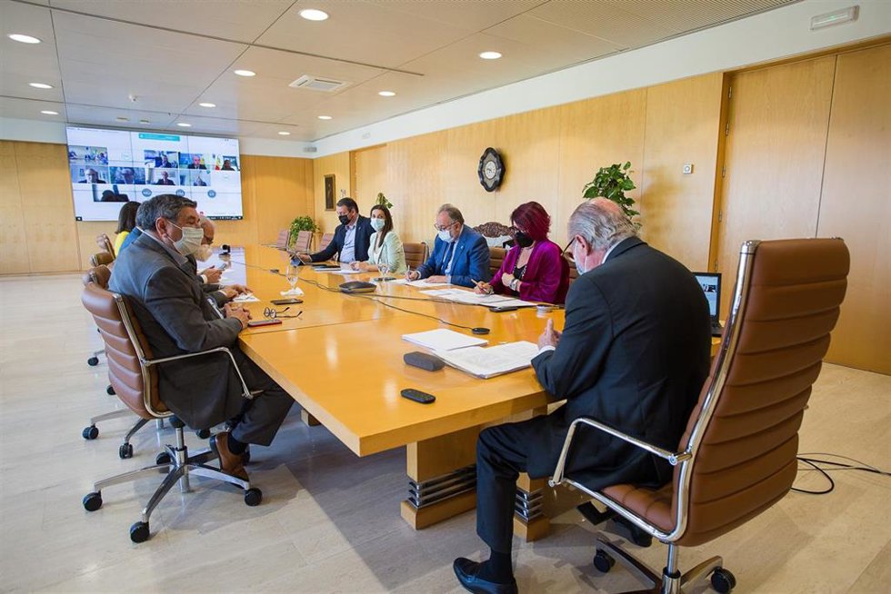 Imagen de la reunión de la Ejecutiva de la FAMP, presidida por Fernando Rodríguez Villalobos.