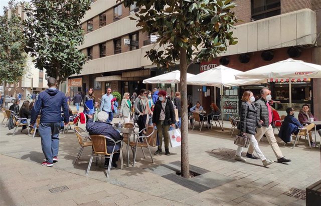 Una terraza de un establecimiento hostelero del centro de Córdoba con todas las mesas ocupadas.