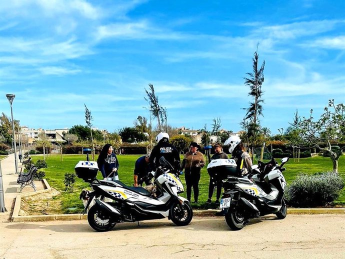 La Policía Local de Palma realiza una campaña para velar por el cumplimiento de la ordenanza de animales de compañía.