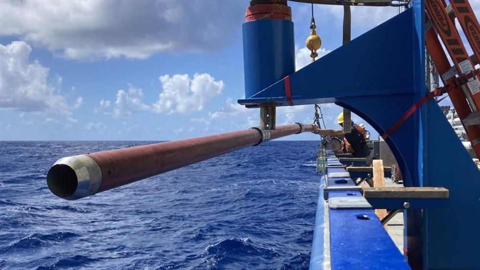 La tripulación del buque de investigación Neil Armstrong, operado por WHOI, se prepara para desplegar un extractor de sedimentos en el lecho marino de la Fosa de Puerto Rico.