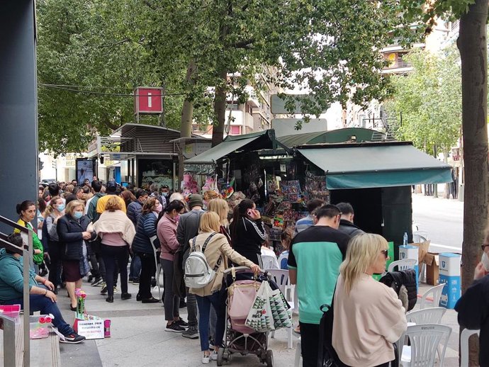 Colas para las reclamaciones de la venta de las sillas del desfile del Entierro de la Sardina