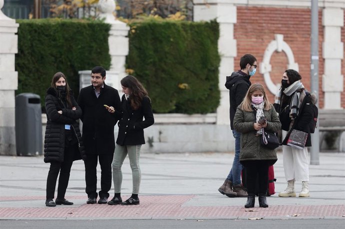 Archivo - Varias personas con mascarilla y otras sin ella en Madrid