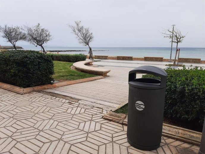 Emaya instala nuevas papeleras en Can Pere Antoni y Playa de Palma.