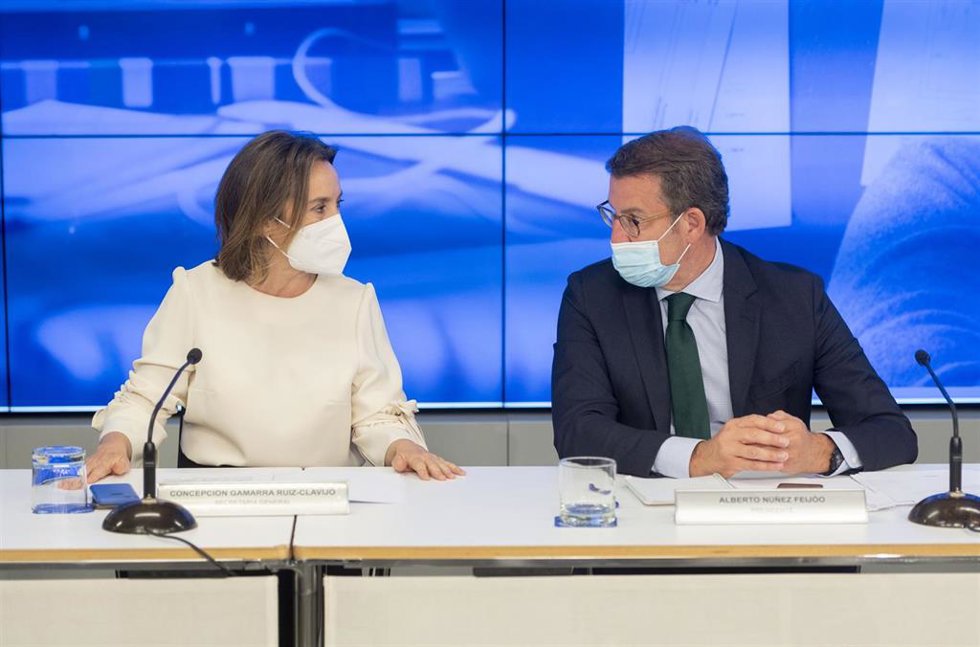La secretaria general del Partido Popular y portavoz del partido, Cuca Gamarra, y el líder del PP, Alberto Núñez Feijóo, en la reunión del Comité Ejecutivo Nacional, en la sede del PP, a 20 de abril de 2022, en Madrid (España).