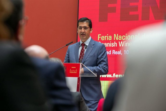 El presidente de la Diputación de Ciudad Real, José Manuel Caballero, en la firma del convenio.
