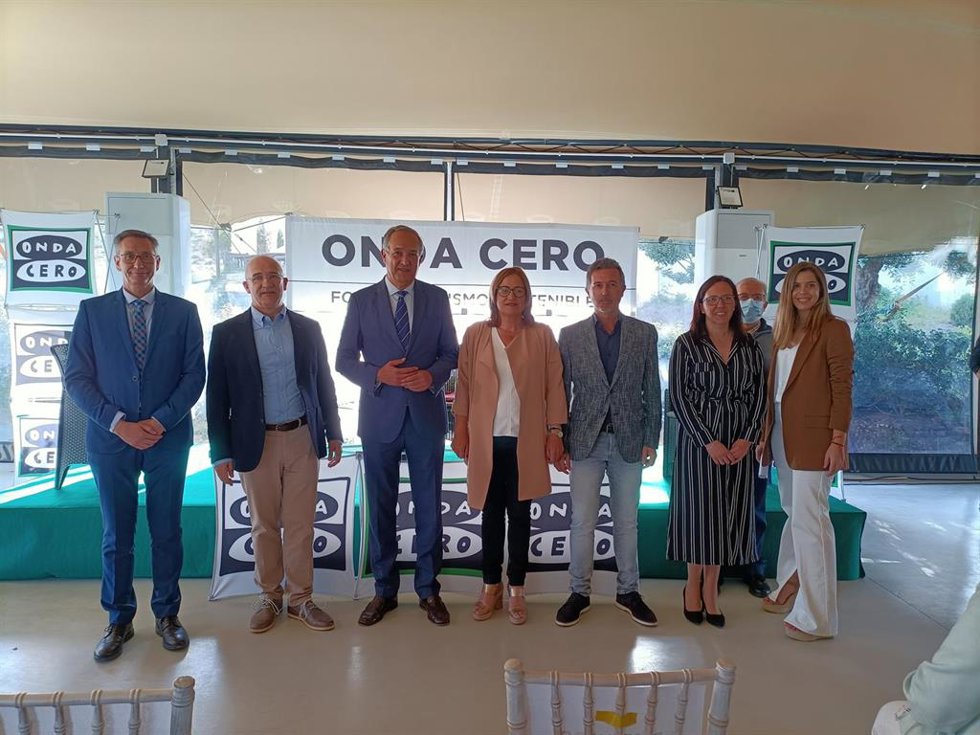 El delegado territorial de Turismo participa en un foro de turismo sostenible.
