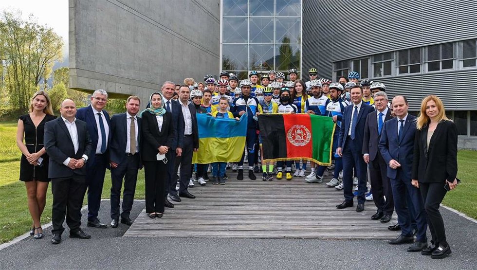Bach y el ministro de Deportes de Ucrania visitan a los deportistas ucranianos y afganos en Aigle