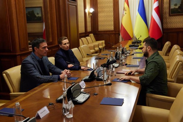 (E-D) El president del Govern central, Pedro Sánchez; la primera ministra de Dinamarca, Mette Frederiksen, i el president d'Ucraïna, Volodímir Zelenski, durant la reunió