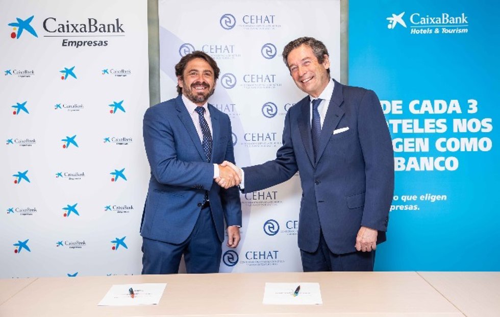 El presidente de la Confederación Española de Hoteles y Alojamientos Turísticos (Cehat), Jorge Marichal, y el director de Empresas de CaixaBank, Luis Cabanas.