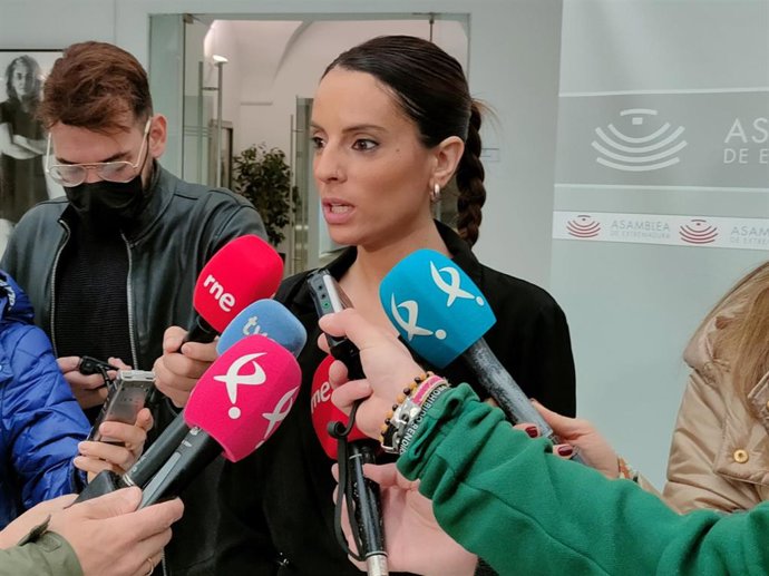 La consejera de Cultura, Turismo y Deporte, Nuria Flores, antes de su comparecencia en la Asamblea.