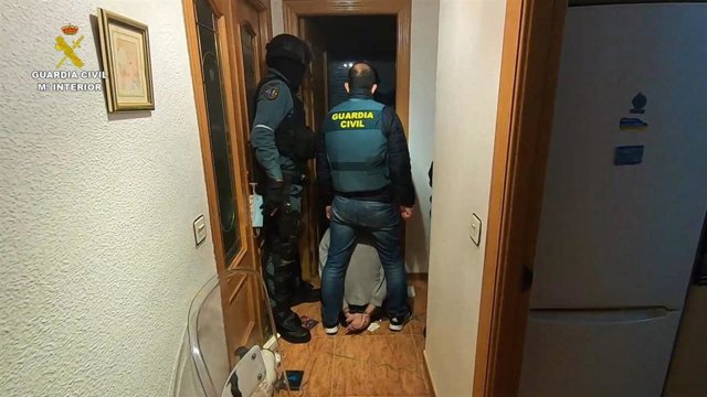 La Guardia Civil de Tavernes Blanques ha detenido a 4 personas en Valencia por su participación en 5 delitos de robo con violencia e intimidación.  