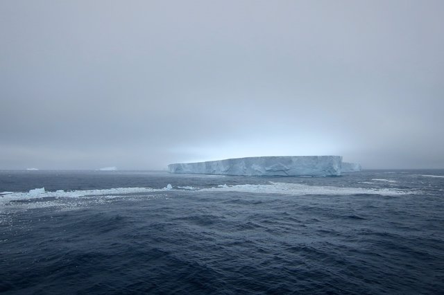 Iceberg en el océano antártico