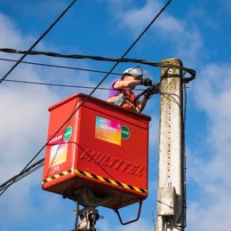 Un treballador d'Adamo installa fibra ptica.