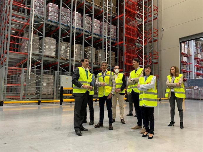 El consejero de Fomento e Infraestructuras, José Ramón Diez de Revenga, acompañado por el CEO de El Mosca, Pedro José Hernández, durante la visita a las nuevas instalaciones de la empresa molinense