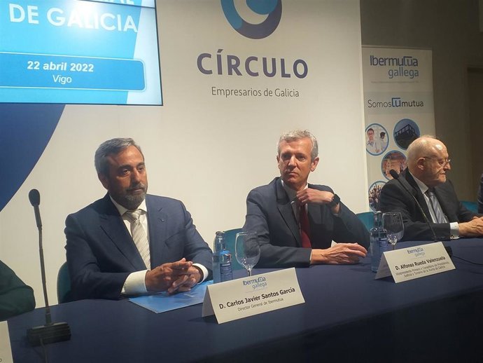 Alfonso Rueda (centro), en un acto en el Círculo de Empresarios de Galicia en Vigo, el 22 de abril de 2022.