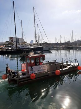 Embarcación del servicio de limpieza del Puerto de Barcelona