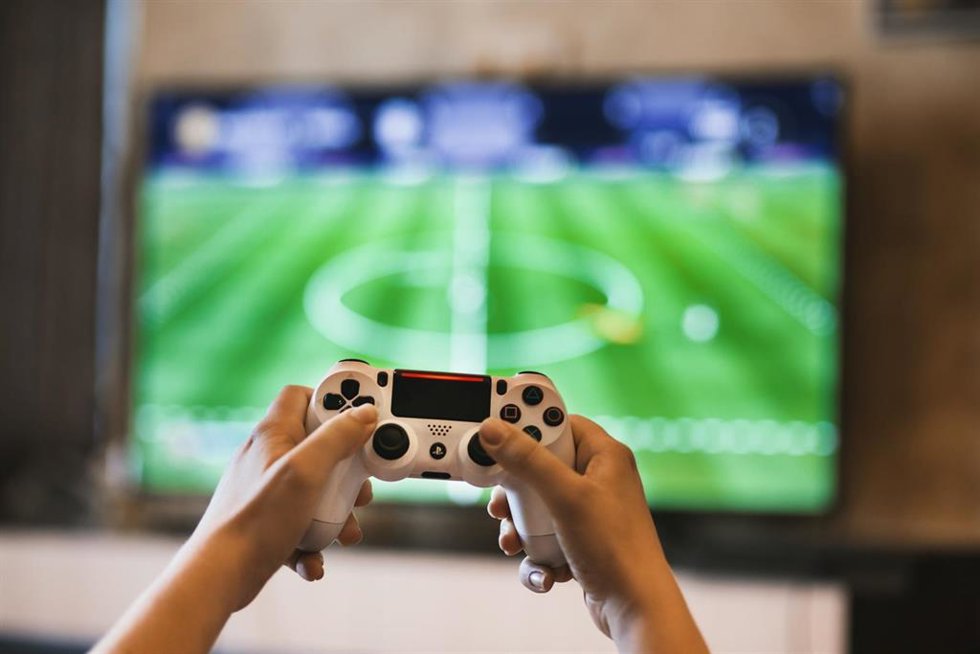 Un usuario jugando con la PlayStation 5