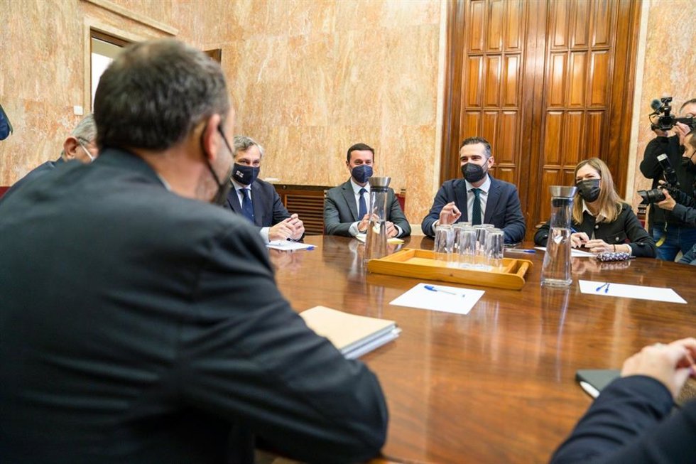 El presidente de la Diputación de Almería, Javier Aureliano García, y el alcalde de Almería, Ramón Fernández-Pacheco, se reúnen con el secretario general de Infraestructuras, Xavier Flores, y la presidenta de Adif, María Luisa Domínguez.