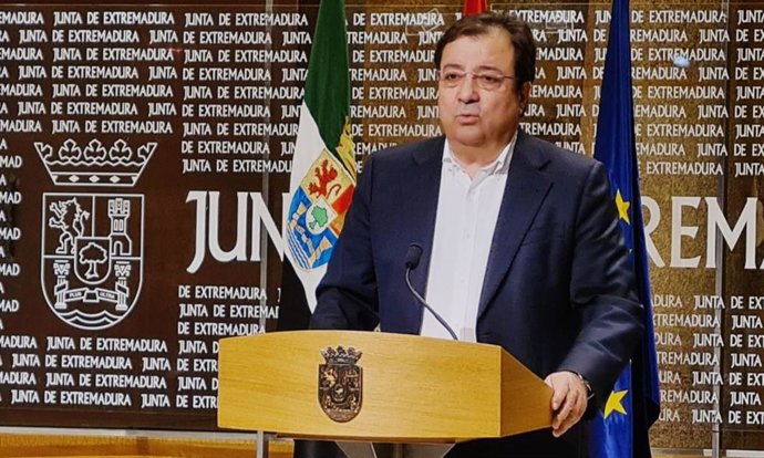 El presidente de la Junta de Extremadura, Guillermo Fernández Vara, en rueda de prensa