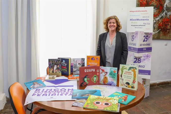 La delegada de Igualdad de la Diputación de Córdoba, Alba Doblas, junto a los libros que se aportarán a los Rincones Violetas y Ultravioletas de los muncipios.