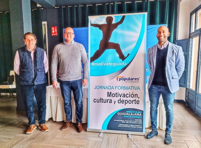 El presidente del PP de Guadalajara, Lucas Castillo, y el vicesecretario de Formación e Ideas, Armengol Engonga, y el vicesecretario de Capital, Eladio Freijo, en la presentación de la jornada 'Motivación, cultura y deporte' en el Casino.