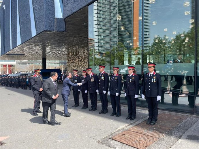 El presidente de la Generalitat, Pere Aragons, el conseller de Interior, Joan Ignasi Elena, y el comisario jefe de los Mossos, Josep Maria Estela a su llegada