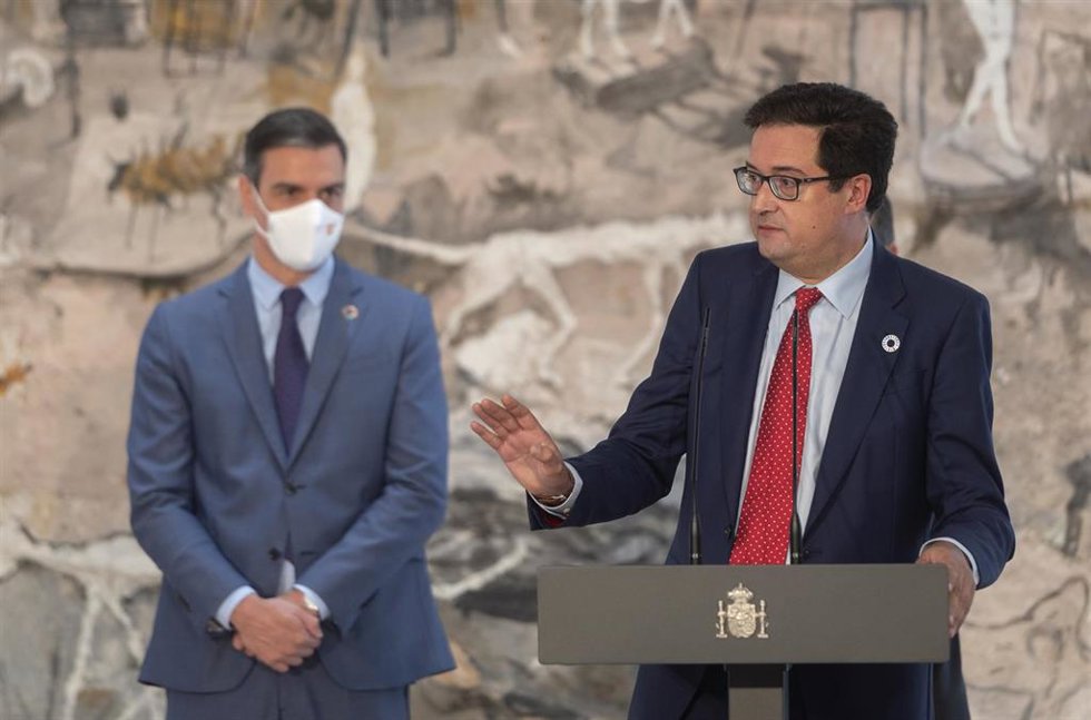 Archivo - El jefe de Gabinete de la Presidencia, Óscar López Águeda, en su toma de posesión ante Sánchez