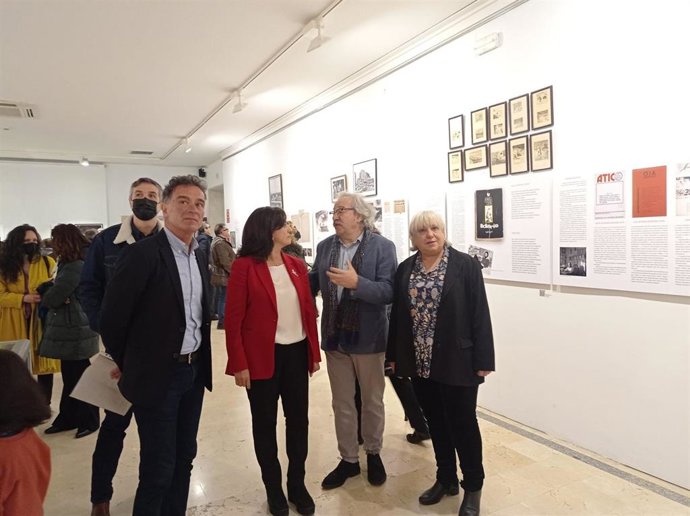 Visita exposición sobre el poeta Roberto Iglesias