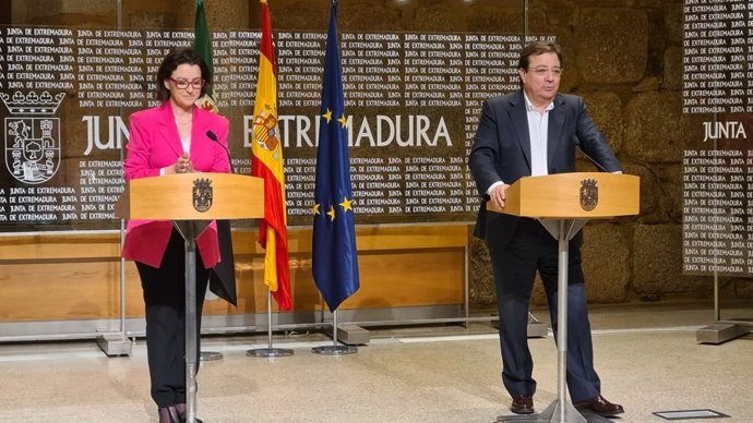 La Portavoz Del Grupo Parlamentario Socialista En El Senado, Eva María Granados Galiano, En Rueda De Prensa Con El Presidente Extremeño, Guillermo Fernández Vara