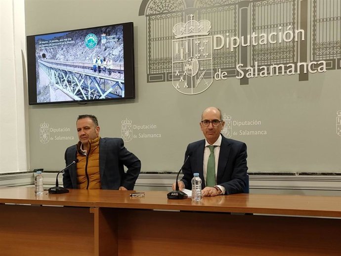 El Presidente De La Diputación De Salamanca, Javier Iglesias (D), Junto Al Diputado De Turismo, Javier García Hidalgo (I), En La Salina