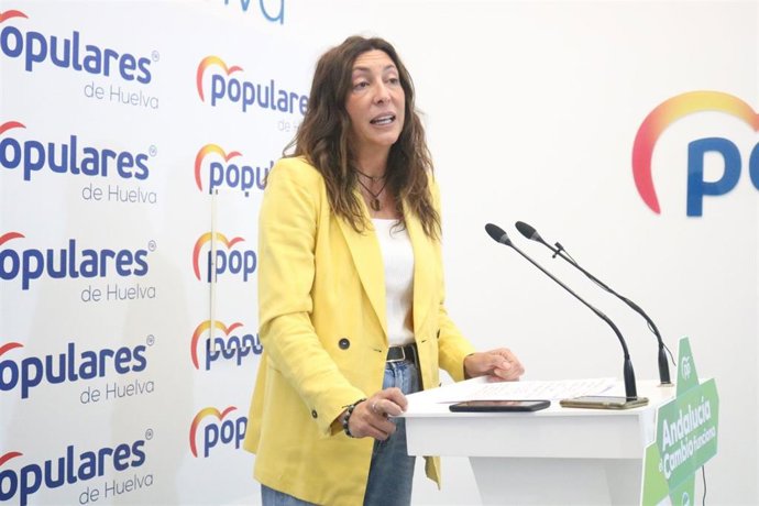 La secretaria general del PP-A, Loles López, en rueda de prensa.