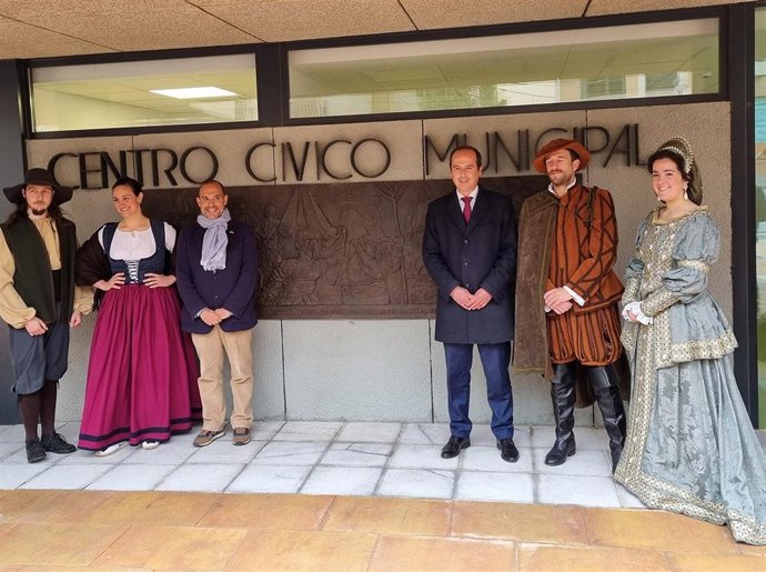La Plaza del Concejo de Guadalajara acoge, desde este viernes, un relieve escultórico de Sergio del Amo.